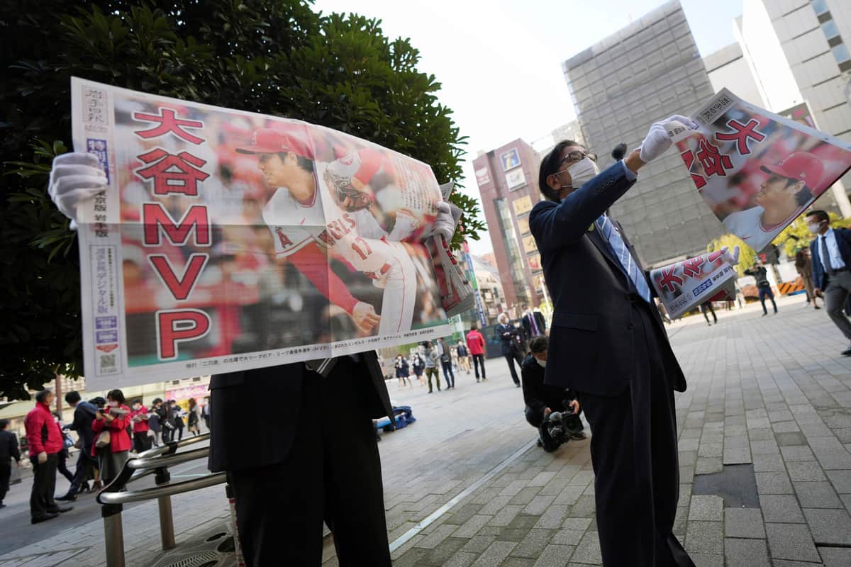 大谷の地元紙が都内で号外配布（写真：AP/アフロ）