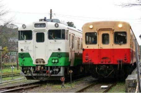 小湊鉄道では従来のキハ200（右）に加えてキハ40（左）が転入、バラエティが増した（プレスリリースより）
