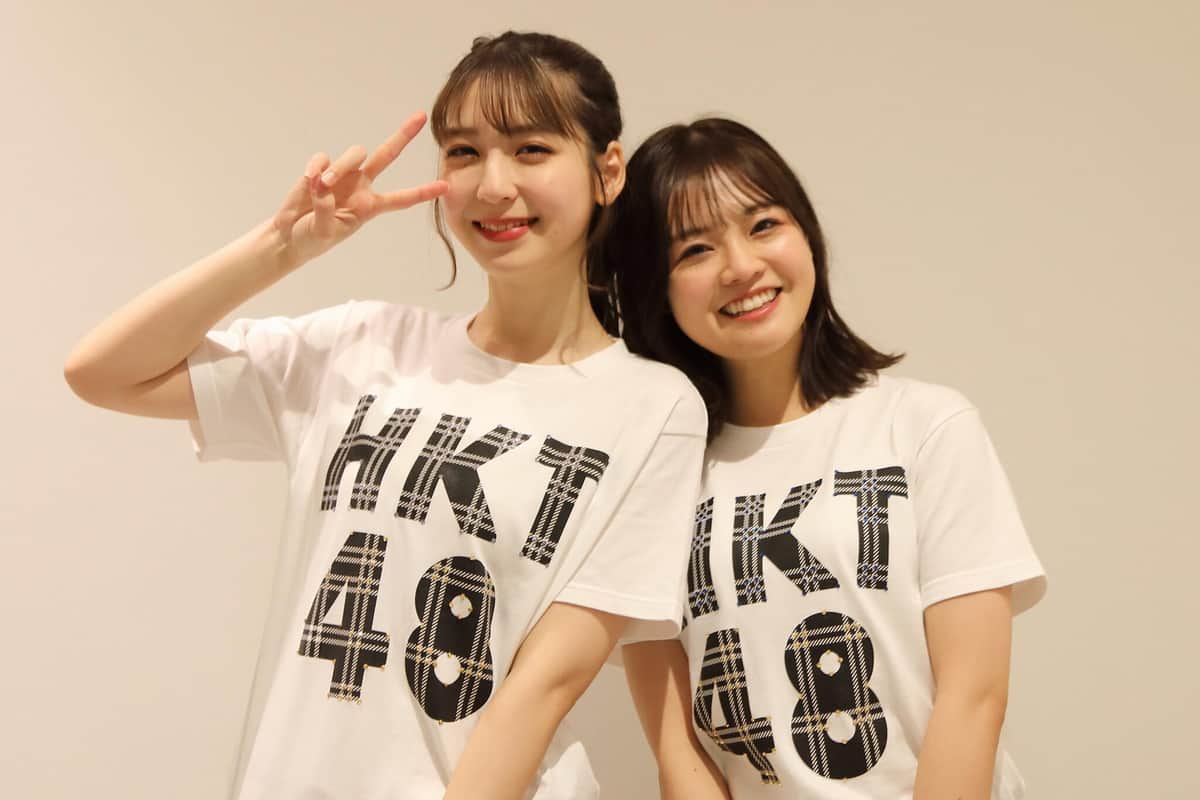 終演後に報道陣の取材に応じた松岡菜摘さん（左）と本村碧唯さん（右）
