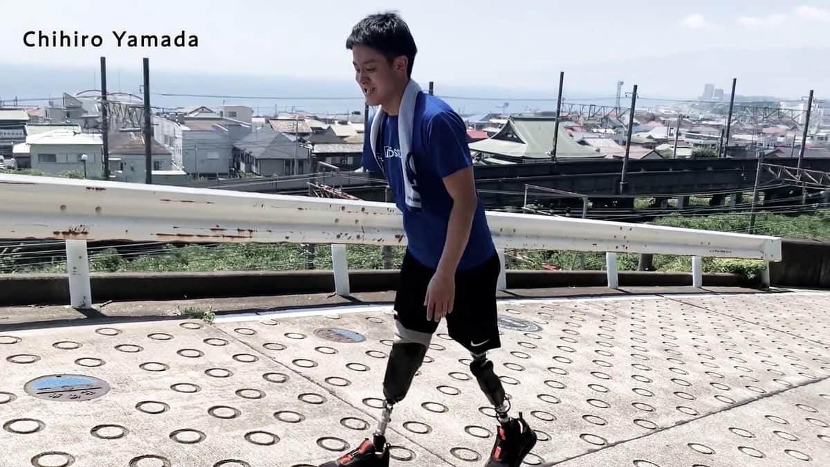 義足で坂道を上る山田千紘さん