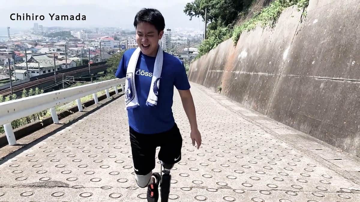 義足で坂道を上る山田千紘さん