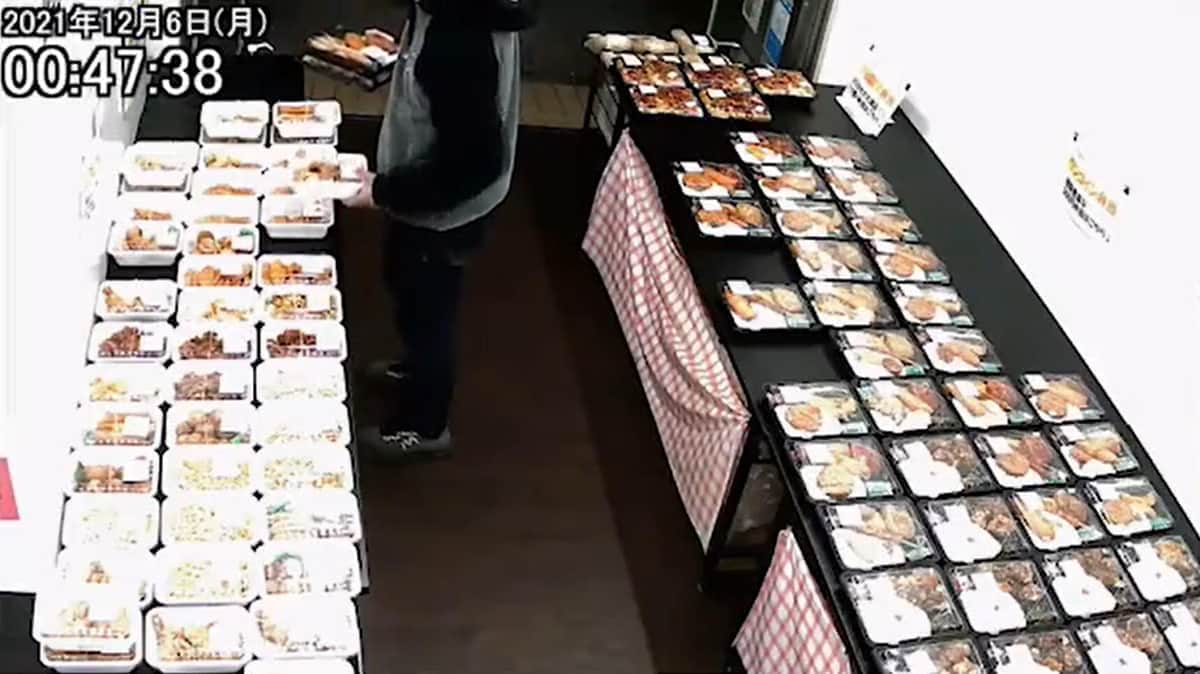 男は3つ目の弁当類を手に取ると…（キッチンDIVEのツイッター投稿動画から）