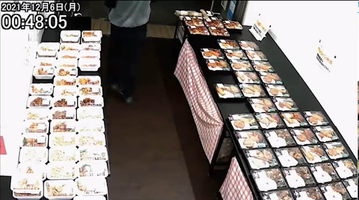 男が店を出て行く瞬間（キッチンDIVEのツイッター投稿動画から）