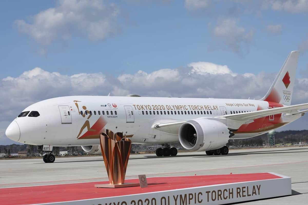 聖火輸送も特別輸送機が担った。JAL所有のボーイング787-8型機に「TOKYO 2020 OLYMPIC TORCH RELAY」の文字が入り、JALとANAのロゴが入った（20年3月撮影）