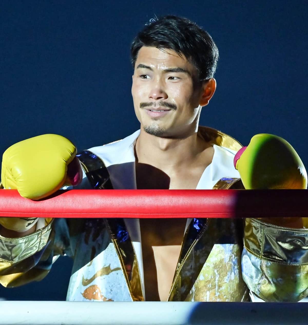 中国選手が日本人ボクサーに危険技連発　「反則なんか完全無視」世界王者も呆れた異常試合
