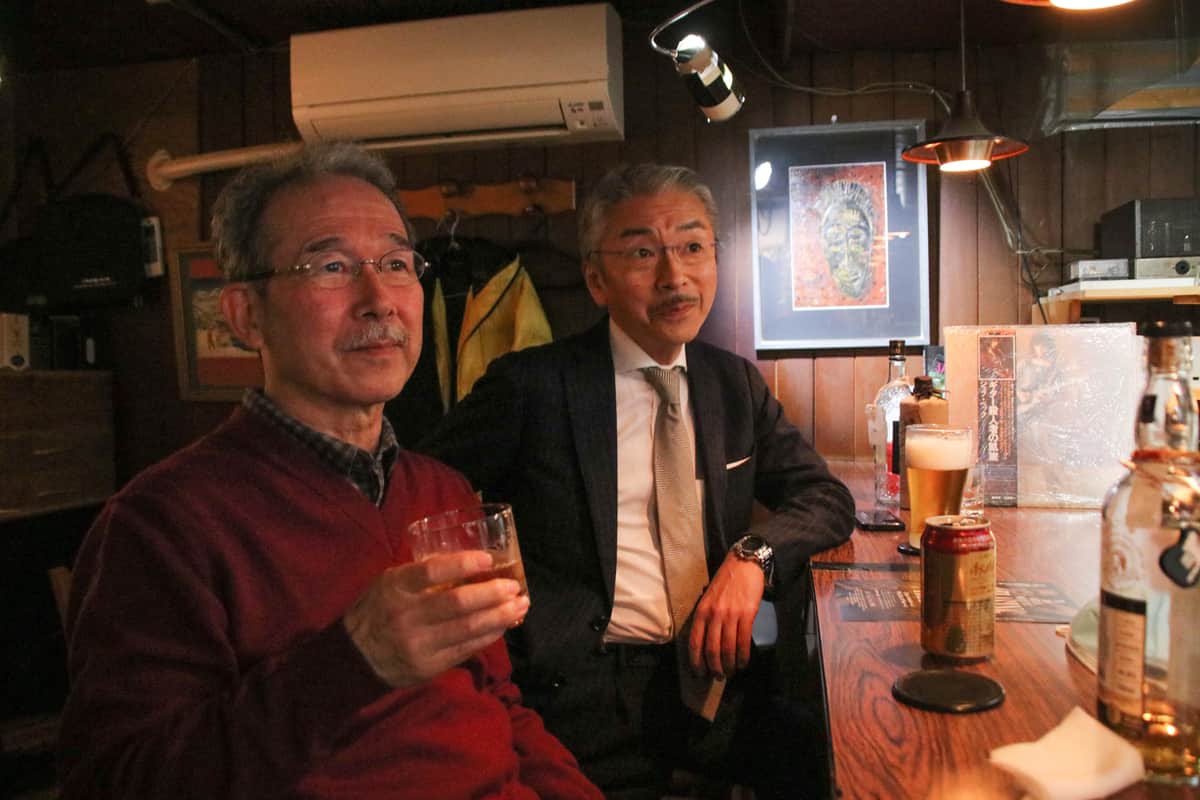 常連客の坂下さん（左）と早坂さん（右）