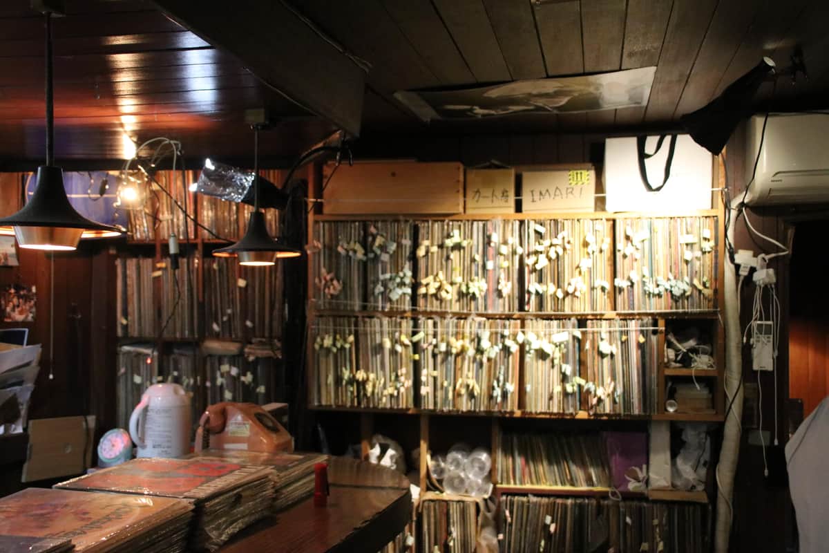 約８千枚のレコードがある