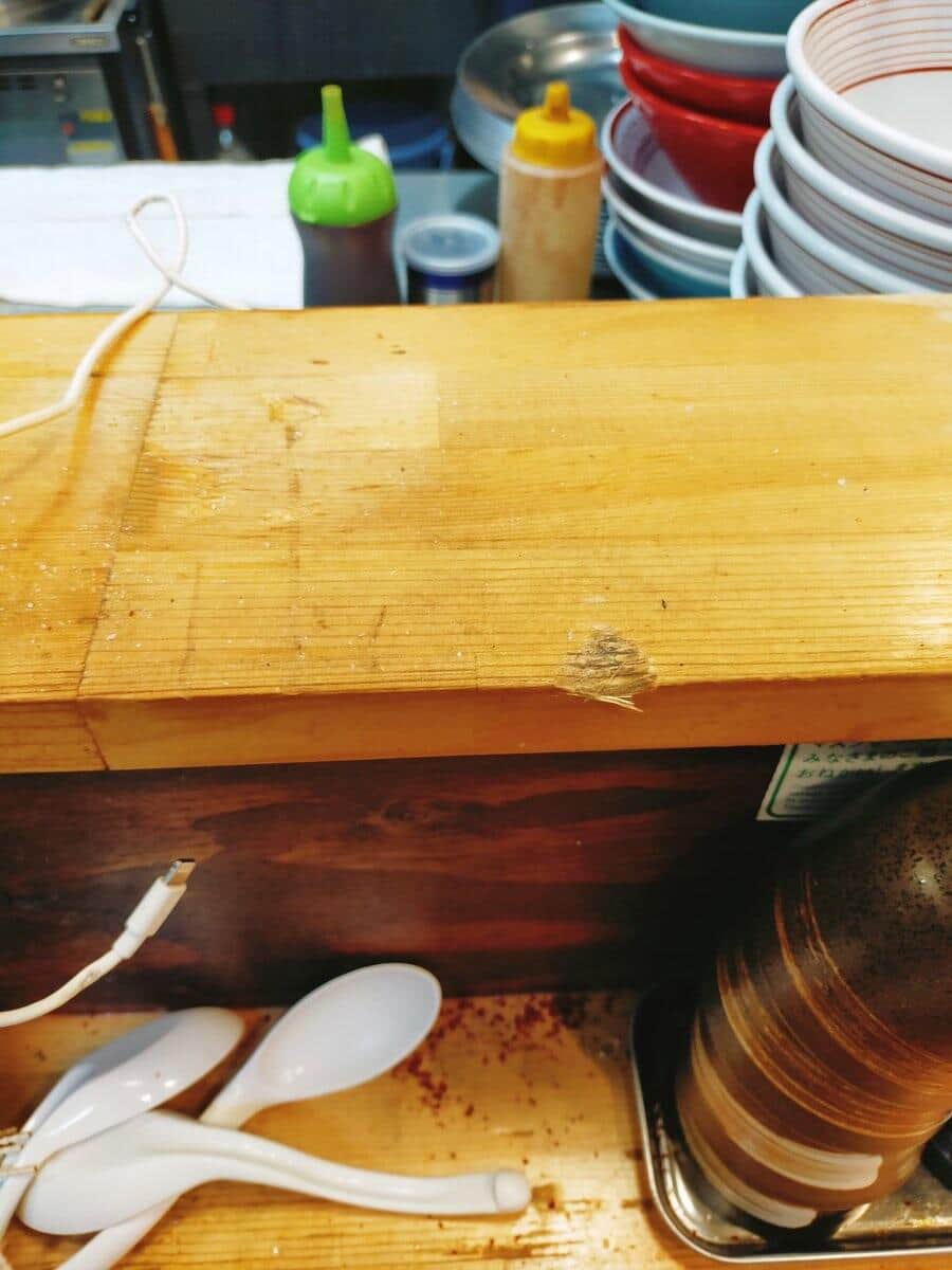 細い棒で刺した跡ではないかという（写真は、机上の空論提供）