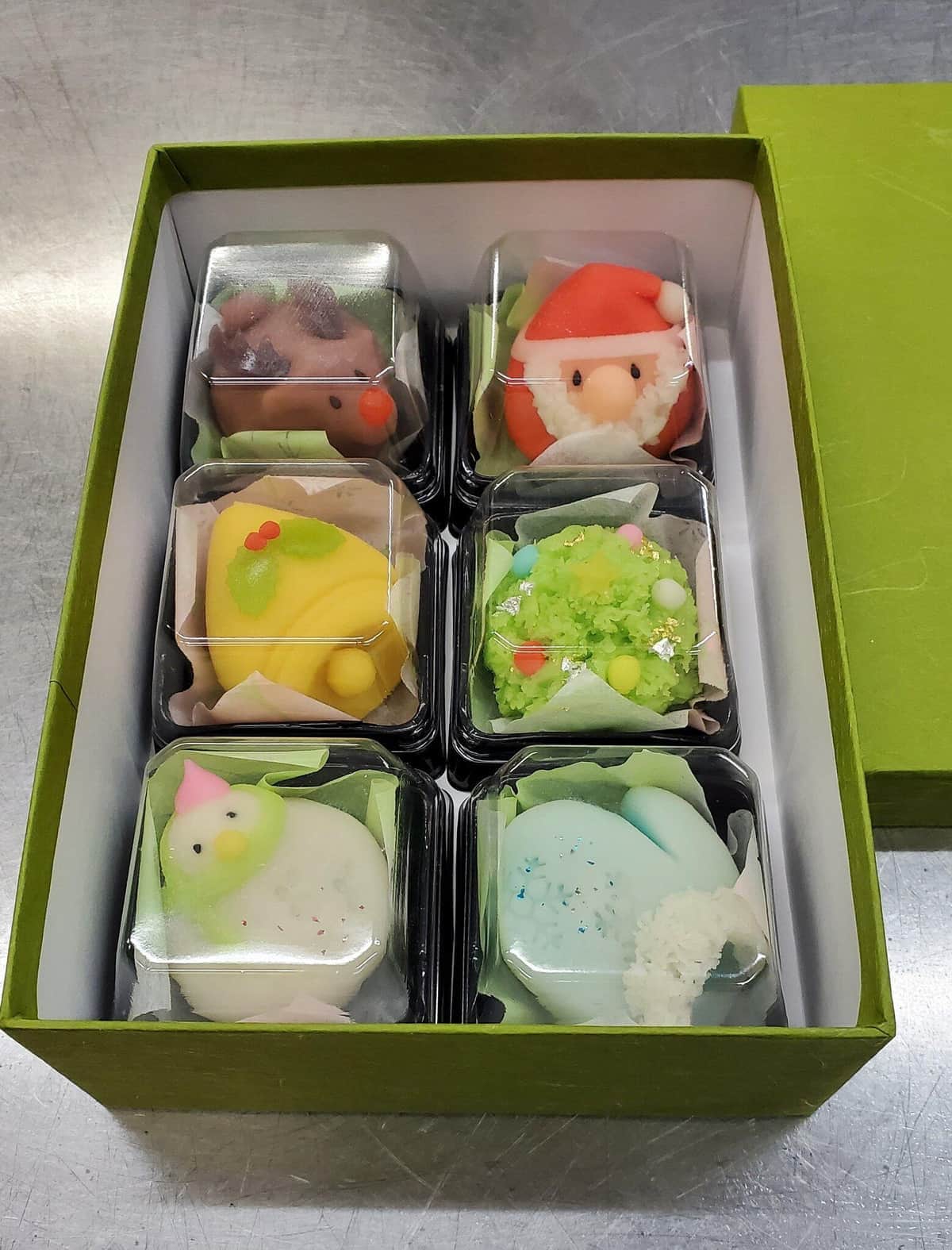 三宅さんが作った「クリスマス和菓子」（「御菓子司 紅谷三宅」店主・三宅正晃さん提供）