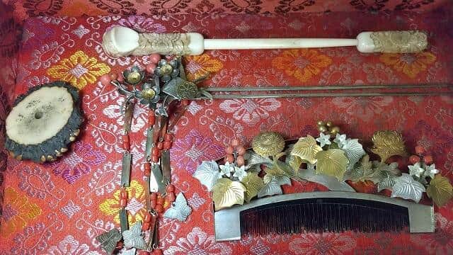 写真上、姫が身に着けていたとされる鹿角かんざし（提供：喜多さん）