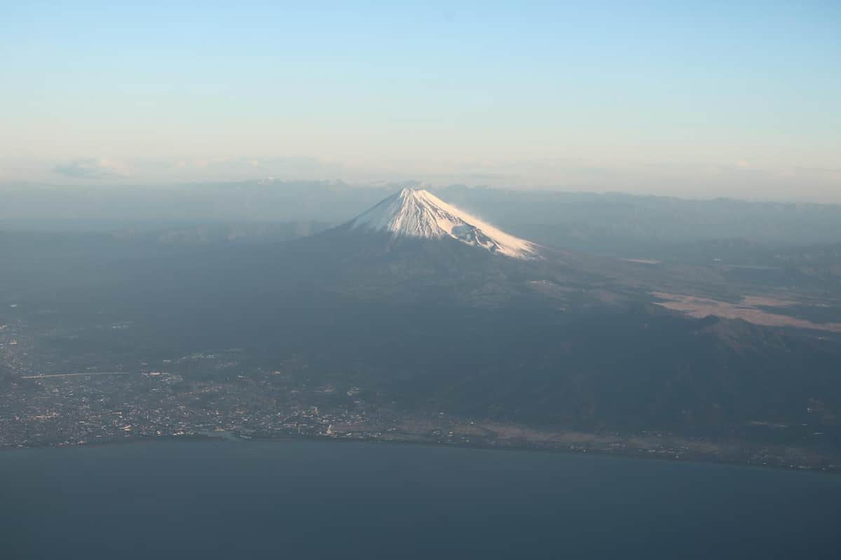 初日の出フライトは、雪化粧した富士山の南方を高度2万フィート（約6100メートル）で通過した