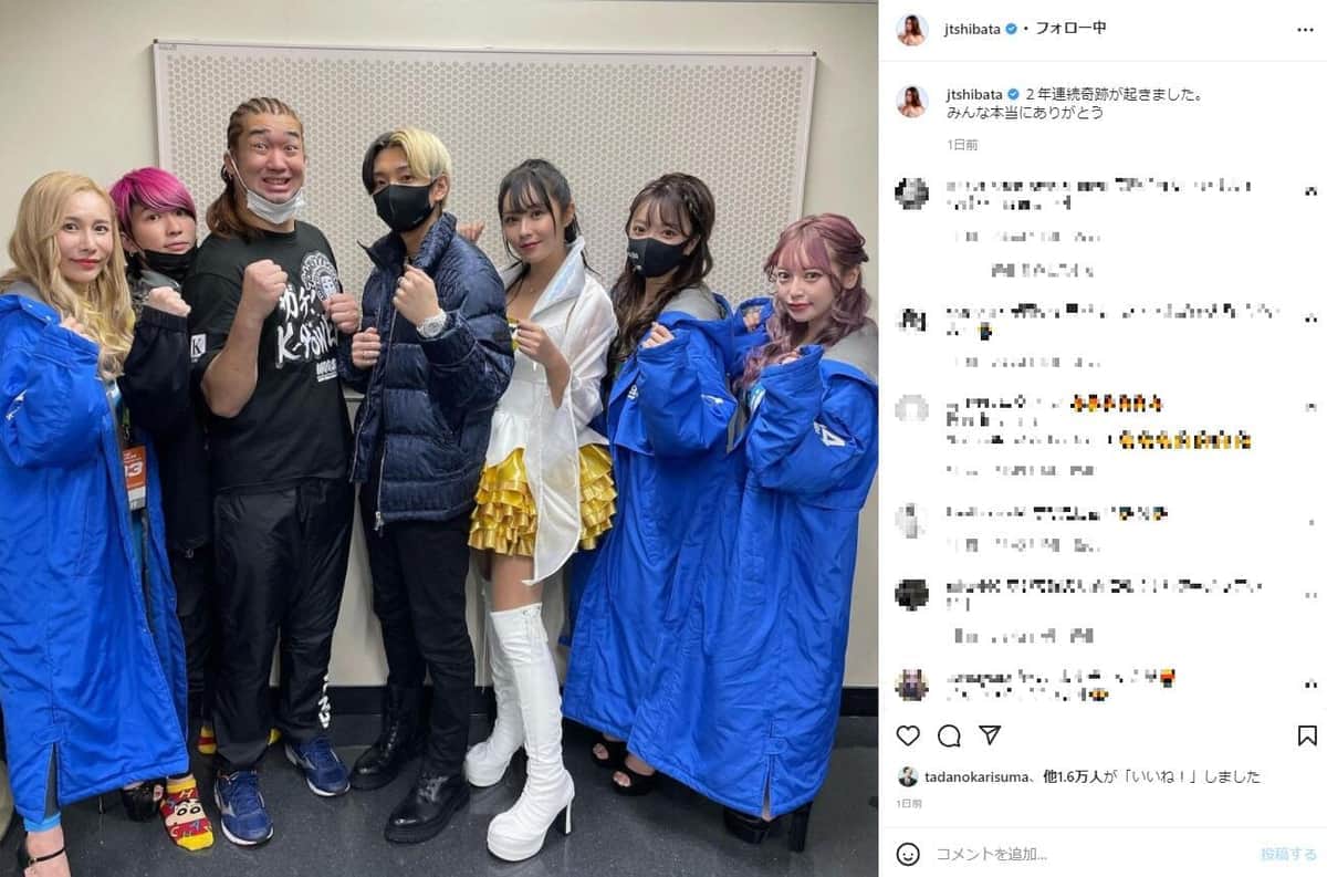 ヒカル（中央）、てんちむ（右から3人目）らに囲まれて勝利を報告するシバター（左から3人目）。シバターのインスタグラム（＠jtshibata）より