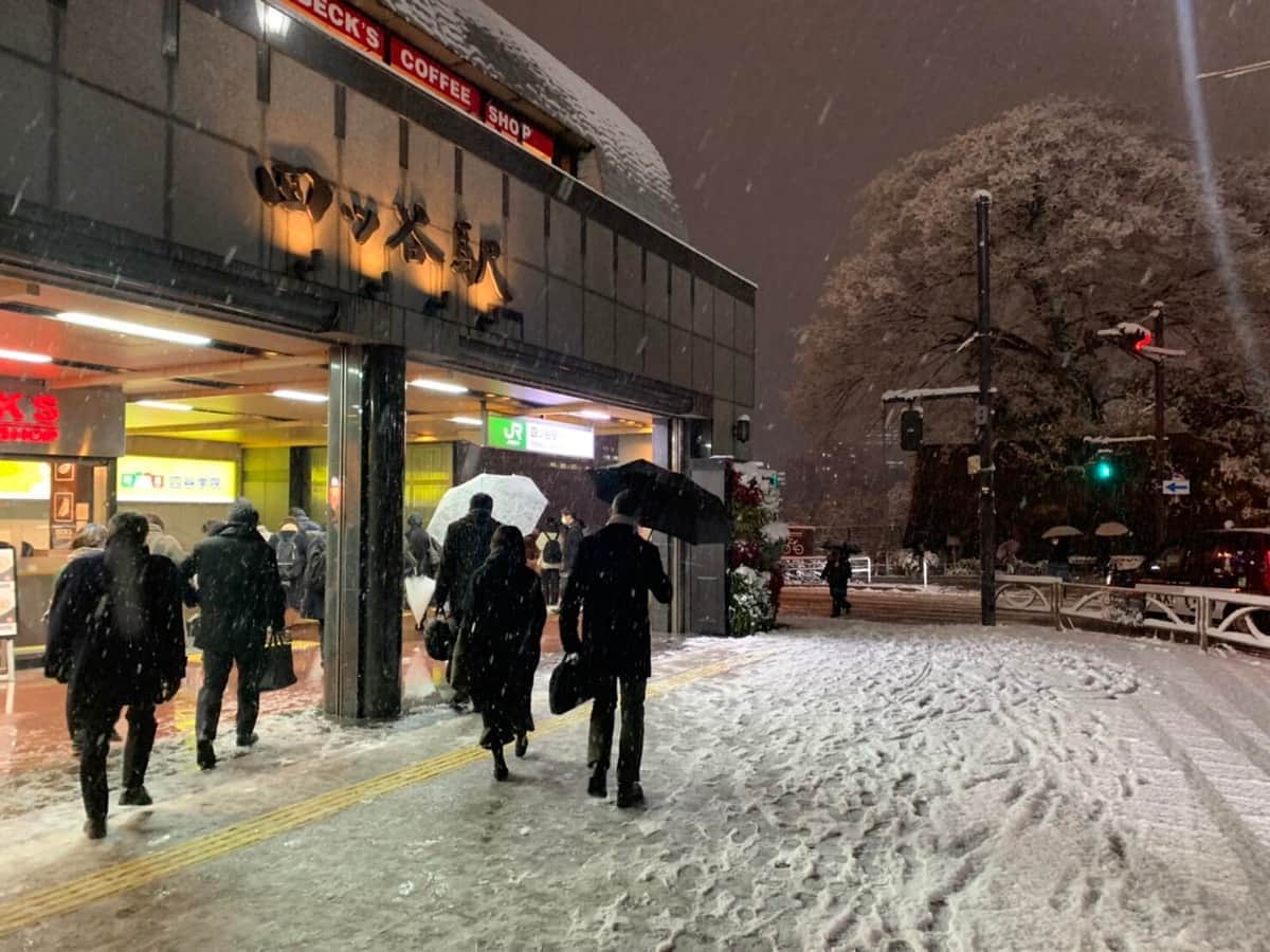東京都心でも積雪を観測した（写真は1月6日夕のJR四ツ谷駅前）
