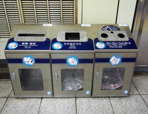東京メトロに設置されている透明パネル式のゴミ箱