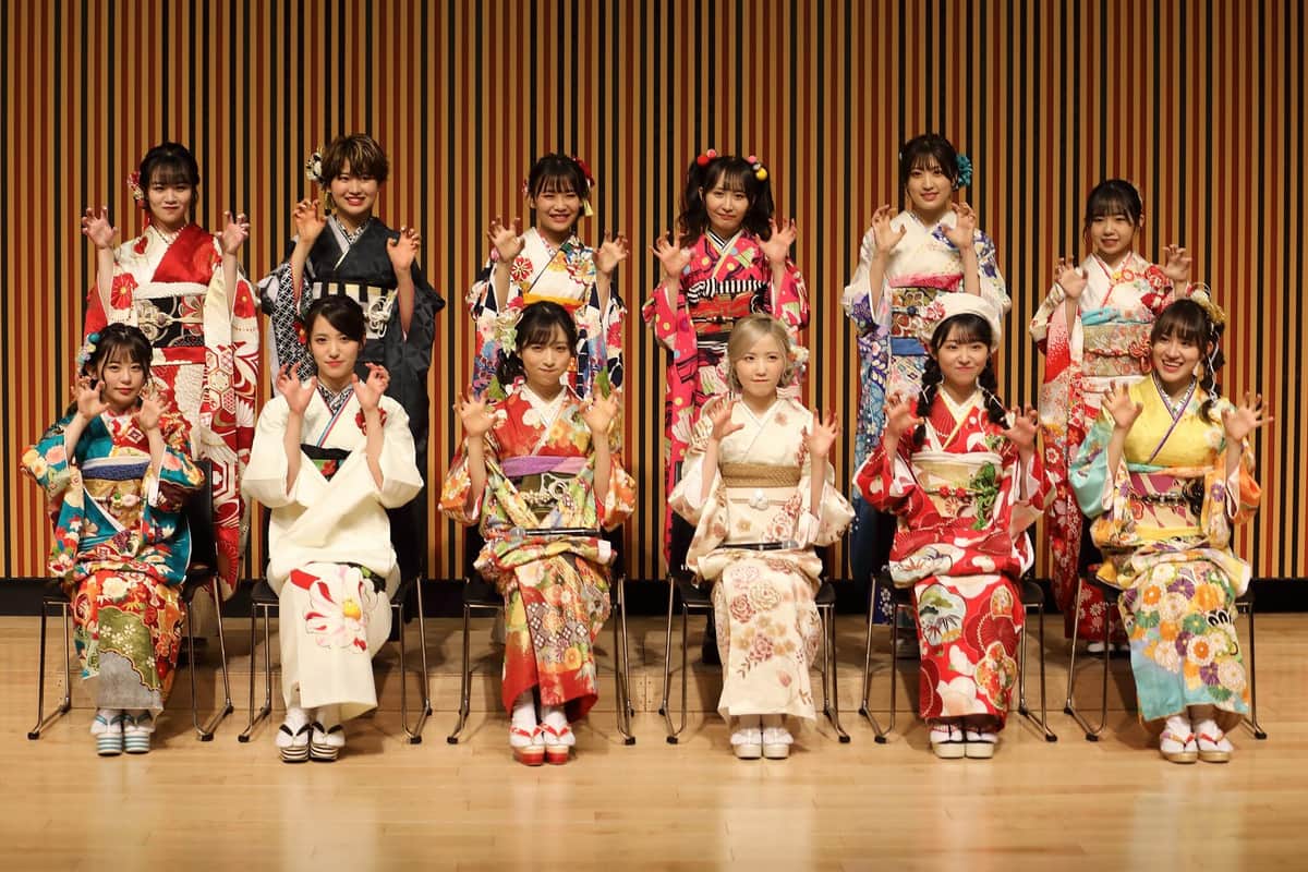 「私たちの世代は、『黄金のトライ世代』です！」。AKB48の新成人メンバー12人が寅のポーズを取って記念撮影に応じた