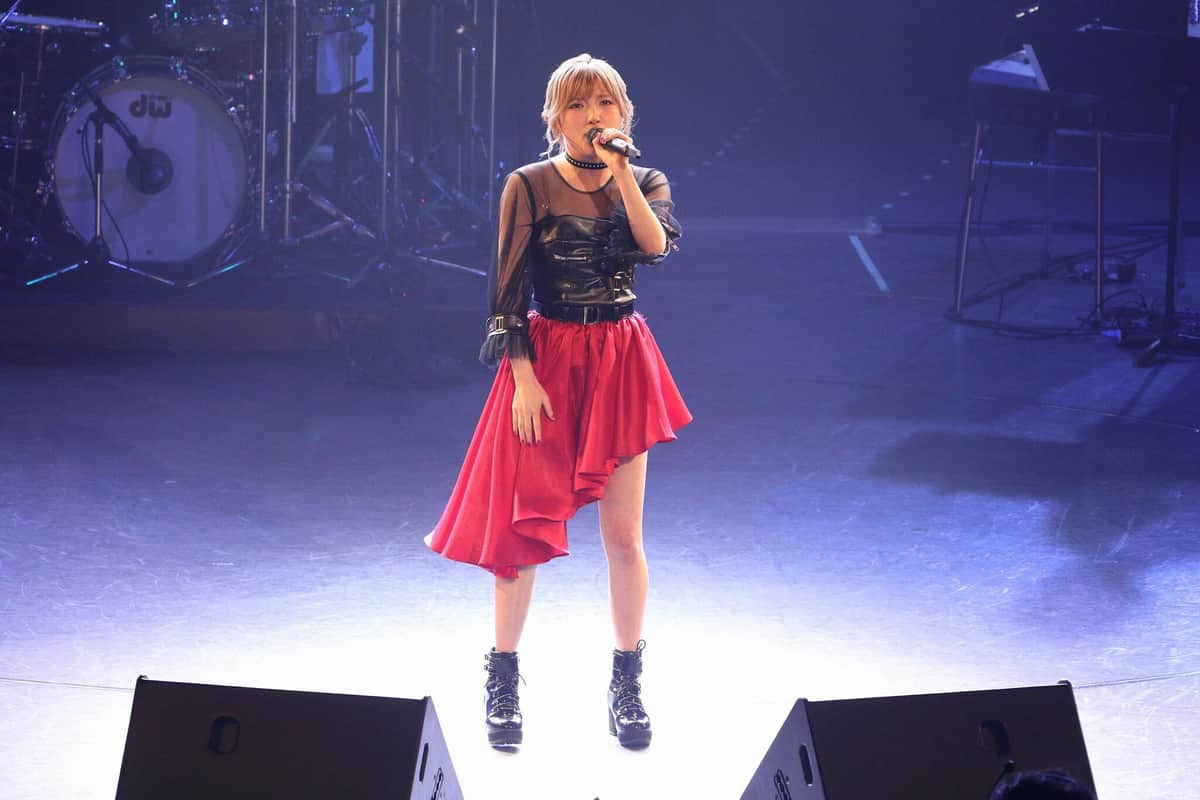 ベスト8によるパフォーマンスで家入レオさんの「未完成」を披露する岡田奈々さん
