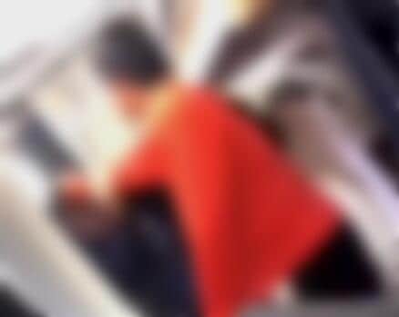 部員が別の部員を殴る動画のシーン