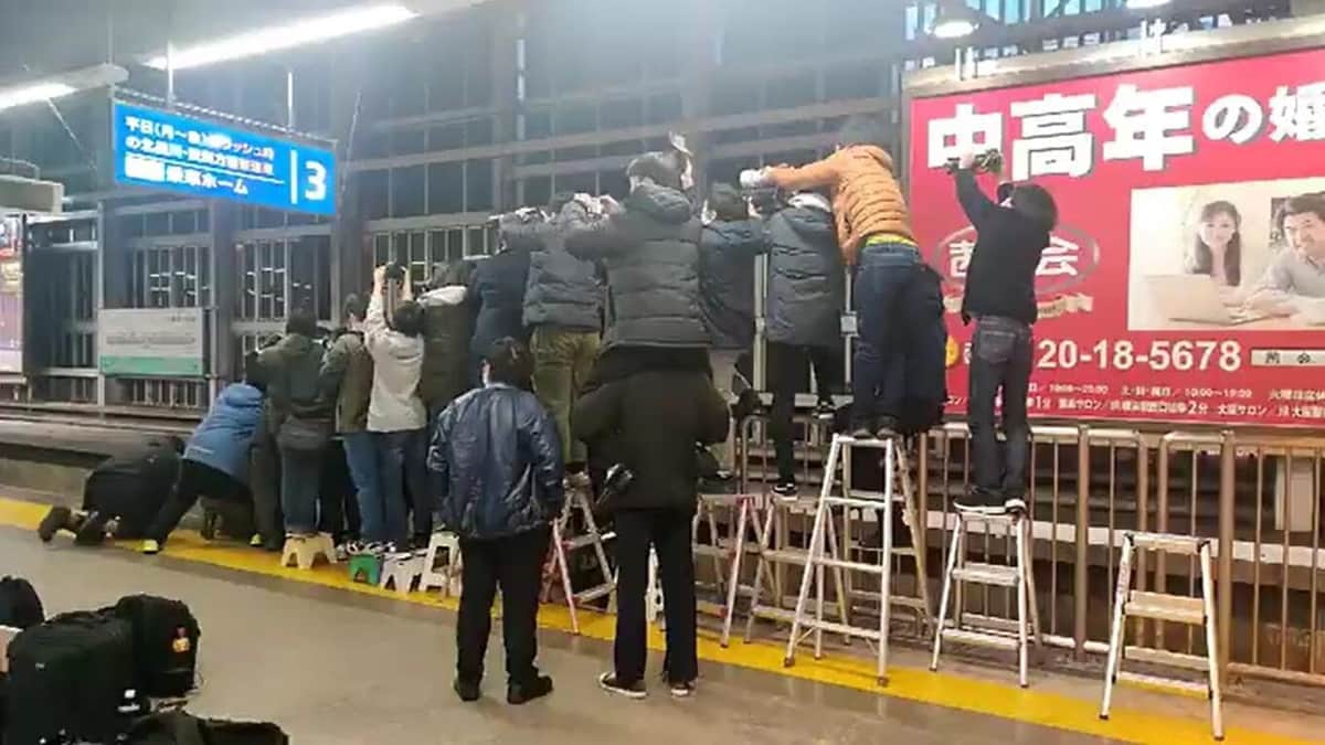 撮り鉄「暴走ホーム脚立撮影」騒動の問題点　「まず点字ブロックはあけて」私鉄ことでんに共感の声