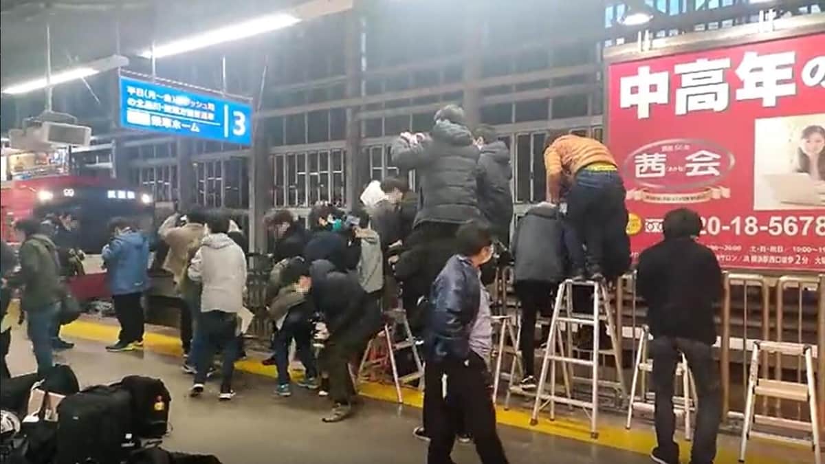 拡散された駅ホームでの撮影の様子（「宇治快速あじさいSpecial」さん提供動画からキャプチャー）