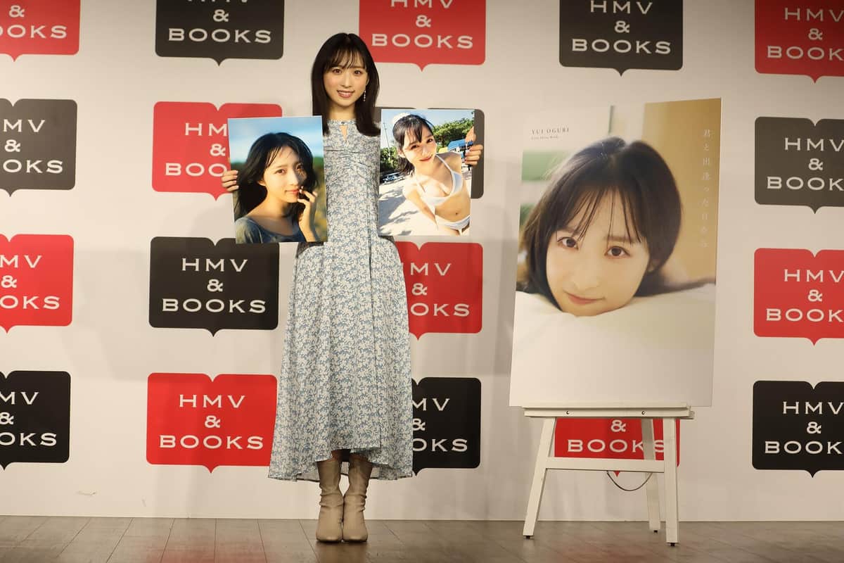 お気に入りのカットを手に写真撮影に応じるAKB48の小栗有以さん。右側が初の水着ショット