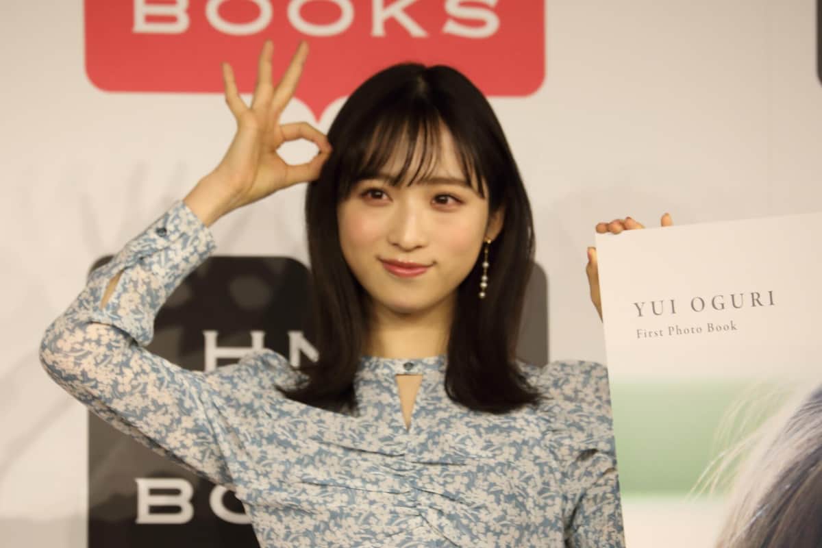 カメラに向けてポーズを取る小栗有以さん