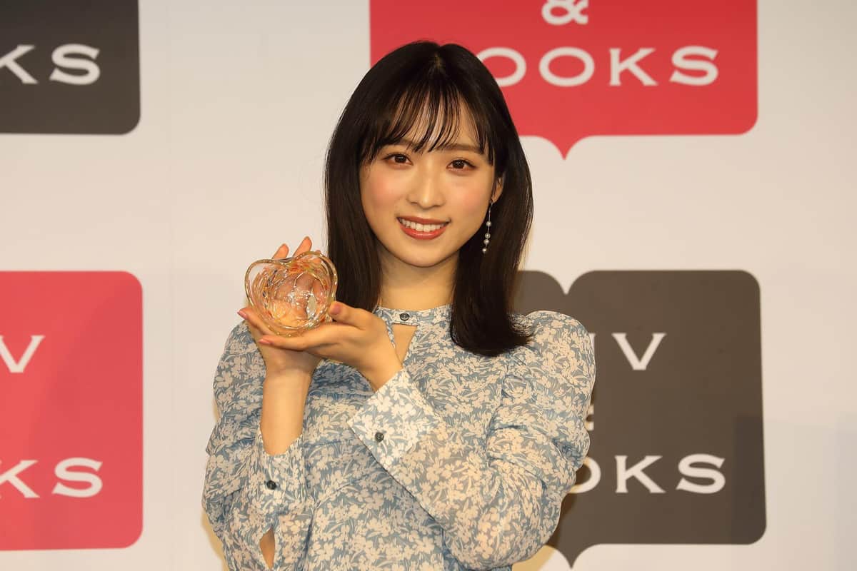 読者プレゼント向けに琉球ガラスのグラスを製作。ハート型に手作りした