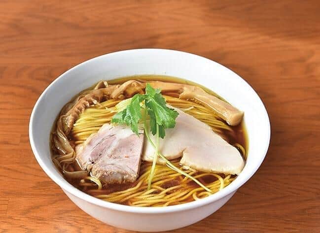 マル藤商店の「醤油らーめん」830円。こだわりのスープは、ガラに比内地鶏を使っている（インスタグラム@obihiro.marufujisyoten.ramenより）