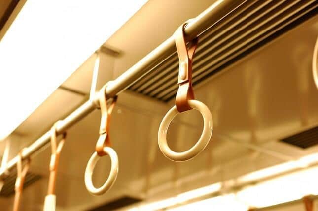 電車タバコ注意の高校生を暴行　逆ギレ男の「正当防衛」主張は成立するのか、弁護士に聞いた