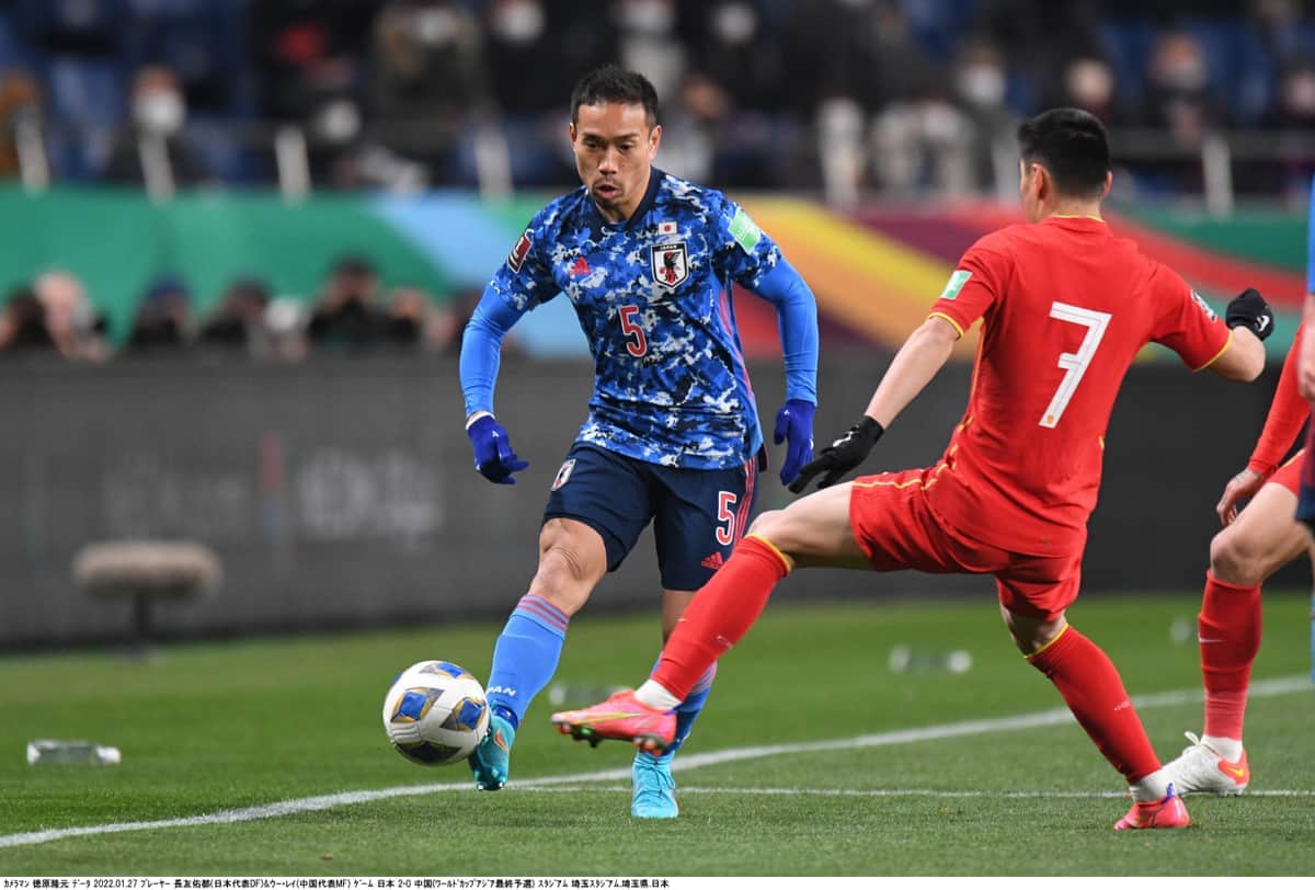 中国選手を振り切る長友選手（写真：徳原隆元/アフロ）