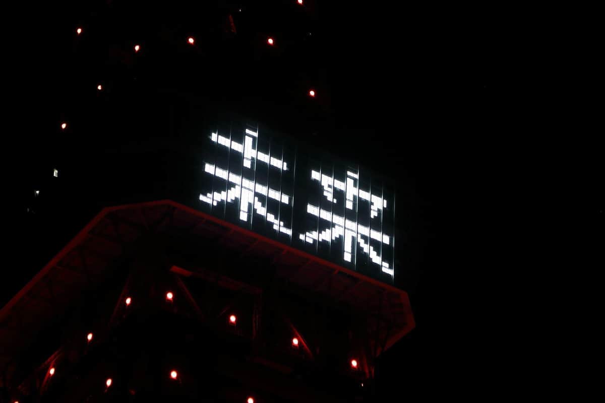 2年連続で展望台メインデッキの窓にLED漢字が投影された。21年は「希望」、22年は「未来」だ