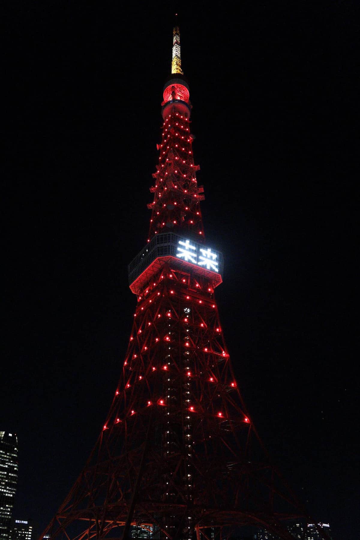 17段の階層に設置された268台のLEDライトがタワーを赤色に染めた