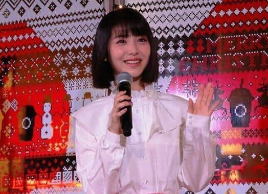 浜辺美波、驚き？のコロナ対策　ハグショットも「写真撮るとき息止めてます」