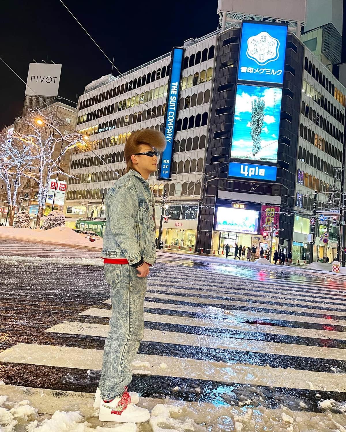 閉館した4プラの前に立つ綾小路さん（綾小路諒真さん提供）