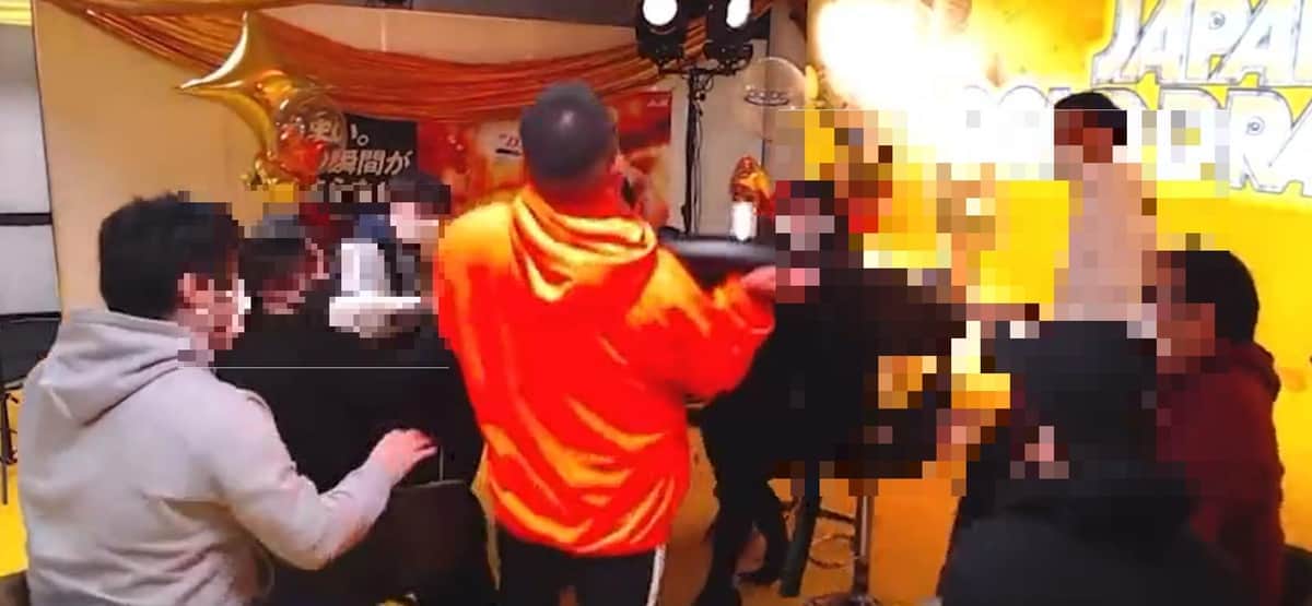 男が「ちゃぶ台返し」のような行為をした瞬間（大会のユーチューブ動画から、現在は非公開）