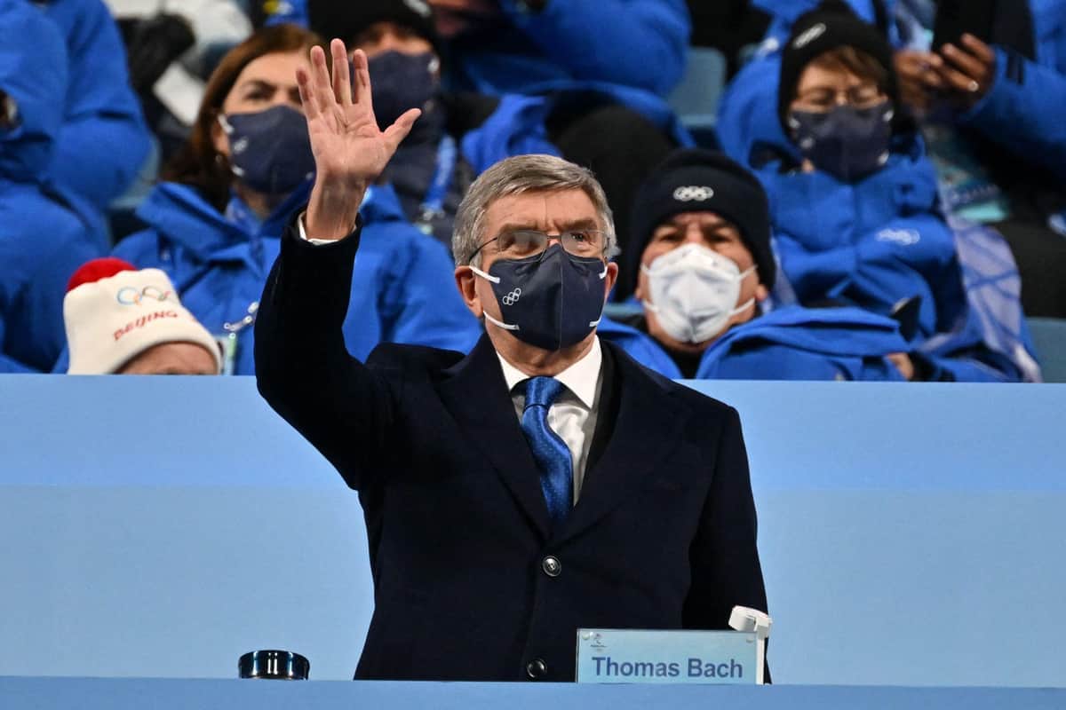 「薄着すぎない？」「風邪引くなよ」　極寒の五輪開会式、バッハ会長の服装にネット騒然