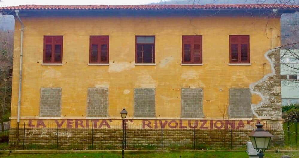旧トリエステ県立精神病院には「LA VERITÀ È RIVOLUZIONALE！（真実は革命を起こす！）」と書かれている