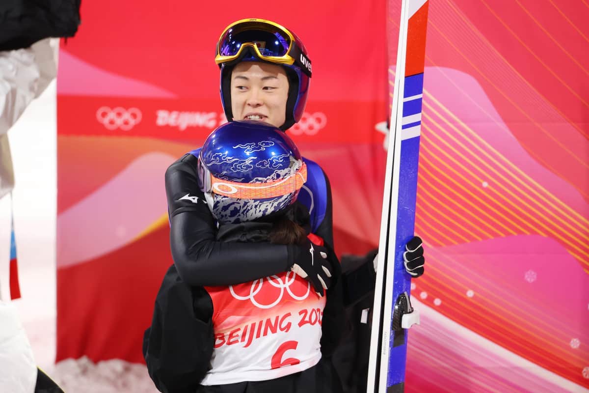 高梨選手をハグする小林陵侑選手（写真：YUTAKA/アフロスポーツ）