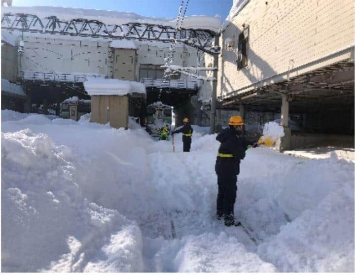 北広島駅での人力による除雪作業の様子