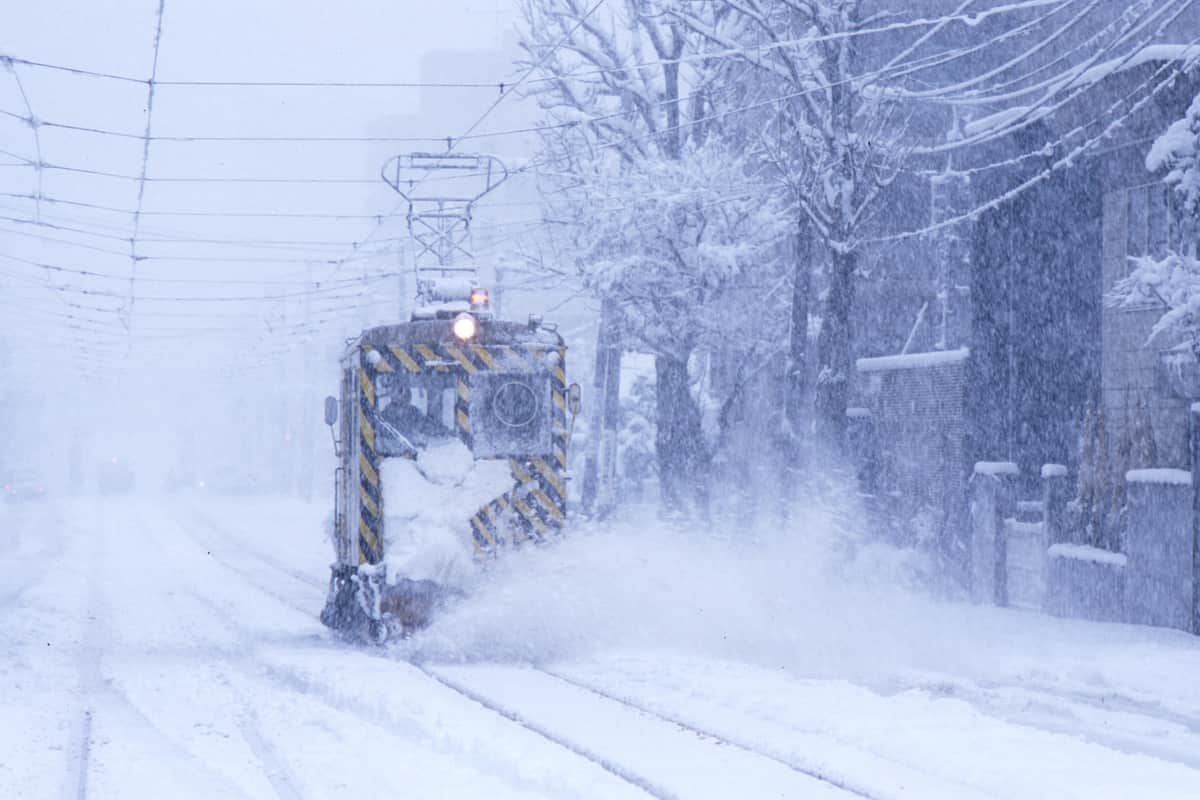 記録的大雪でも運休なし　札幌市電はなぜ雪に強いのか