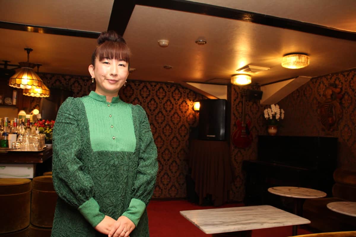 創業50年の老舗バー、「レトロ映え」に見出した活路　「お店を守りたい」奔走するマダムの思い