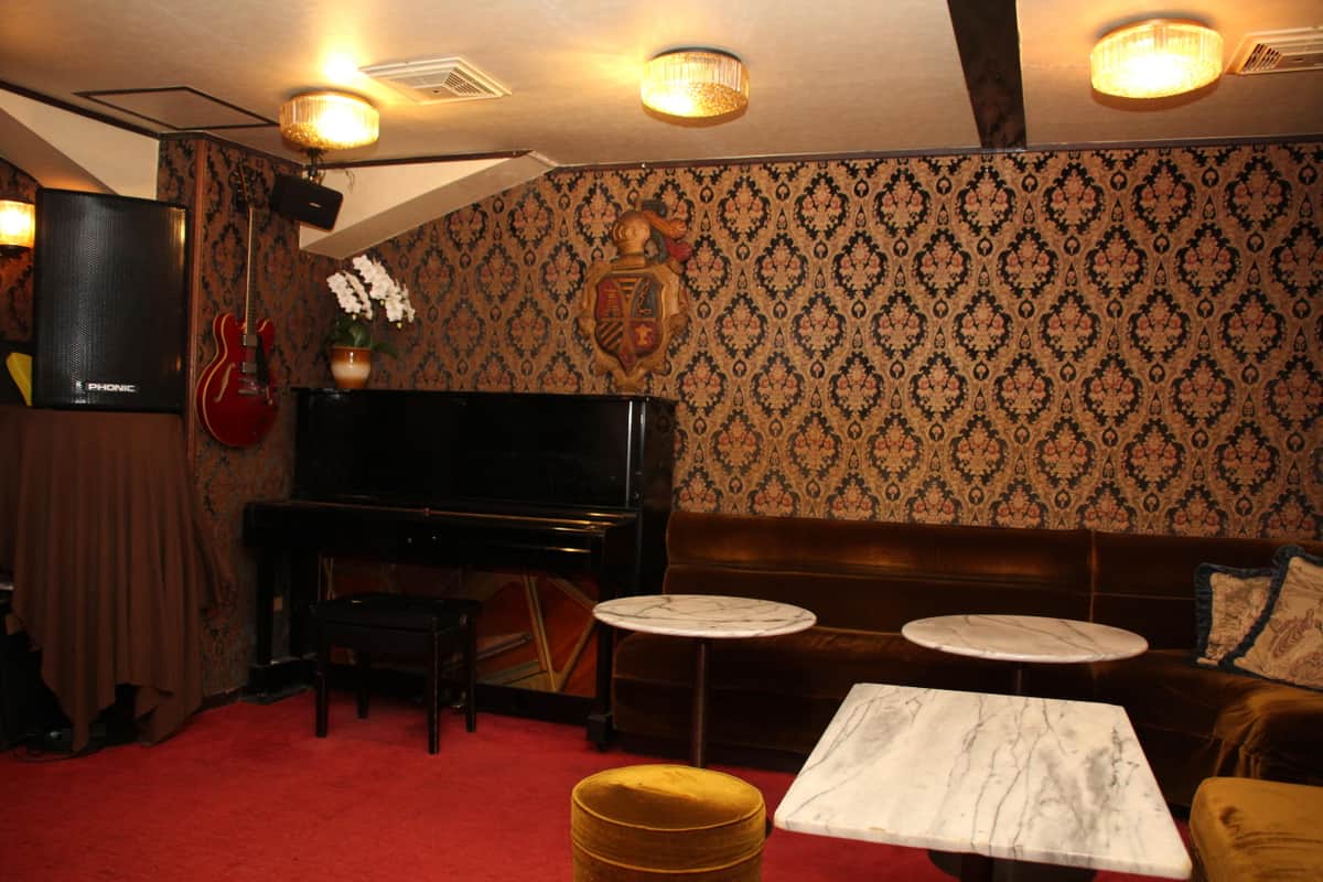 レトロな空間で音楽を楽しめる