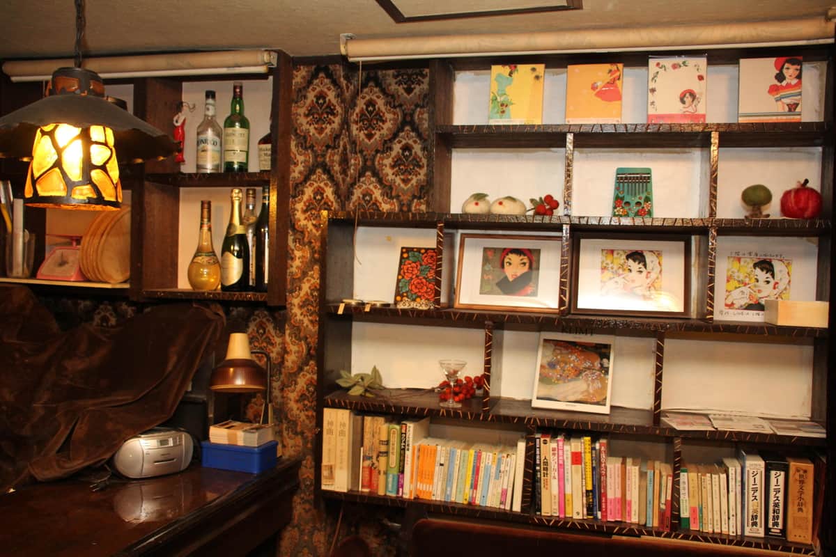 棚には中原淳一のイラストも並ぶ。以前に関連イベントを開催する縁があった