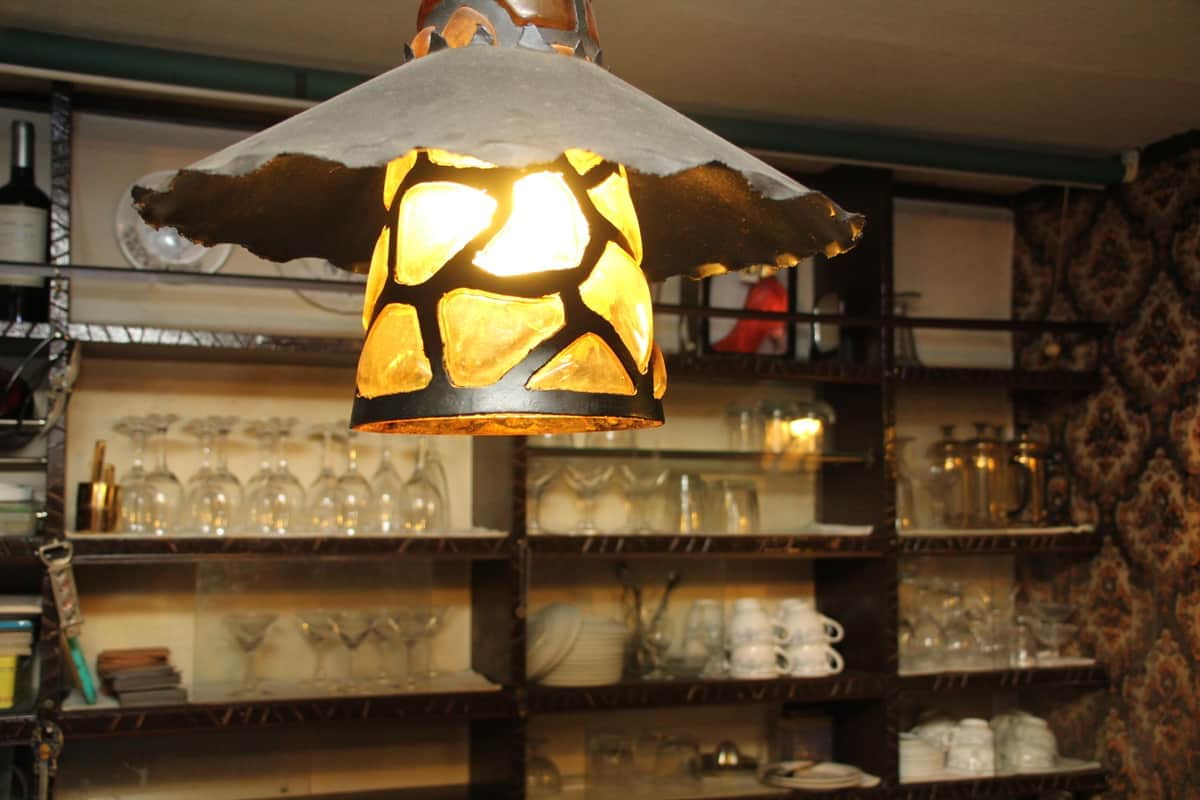 先代マスターの好みを活かした灯具も開業当時のまま