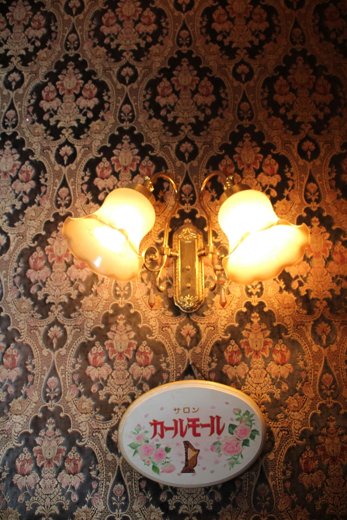 異国情緒も感じるインテリアとサロンのロゴ