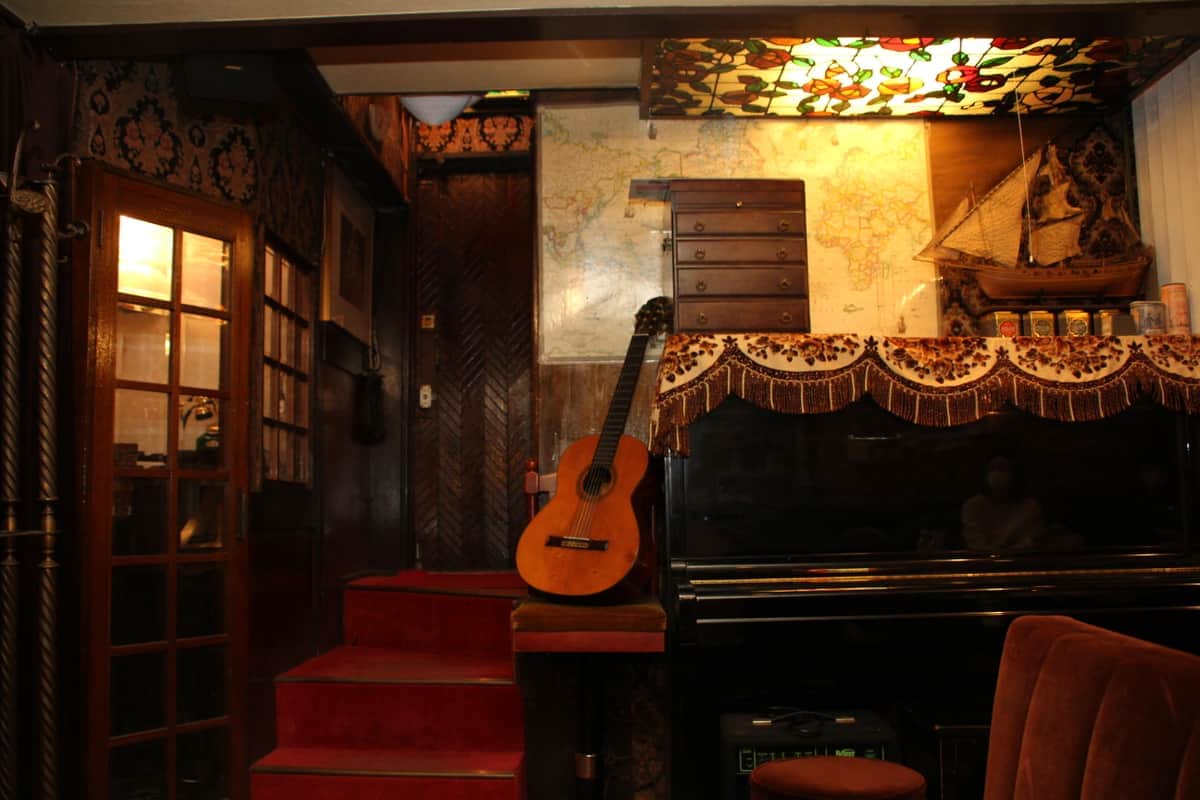 左手に見える扉が電話ボックスで、コスプレ撮影にも人気の空間だ