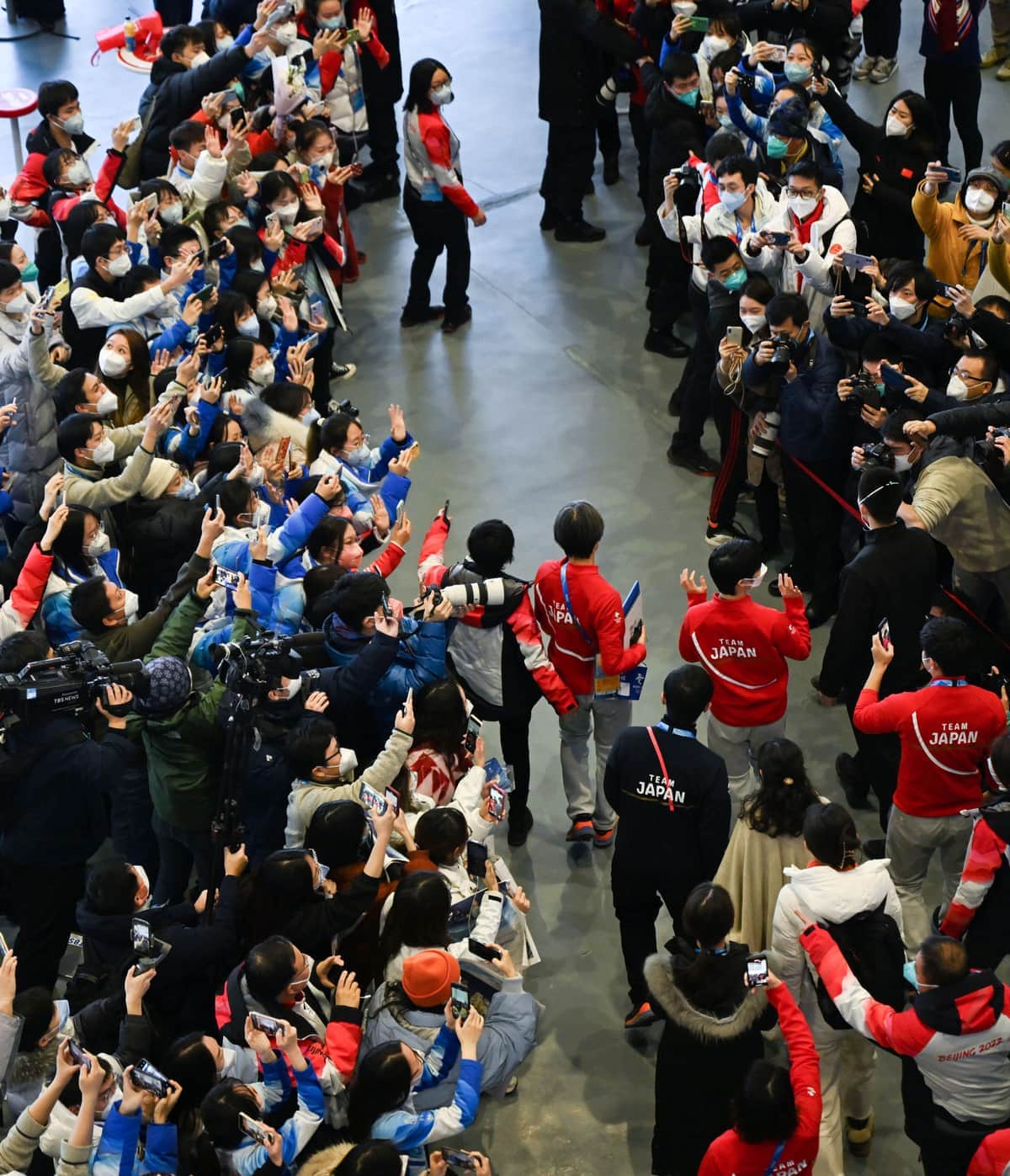 羽生選手の14日の会見前には多くの人だかりができた（写真：新華社/アフロ）
