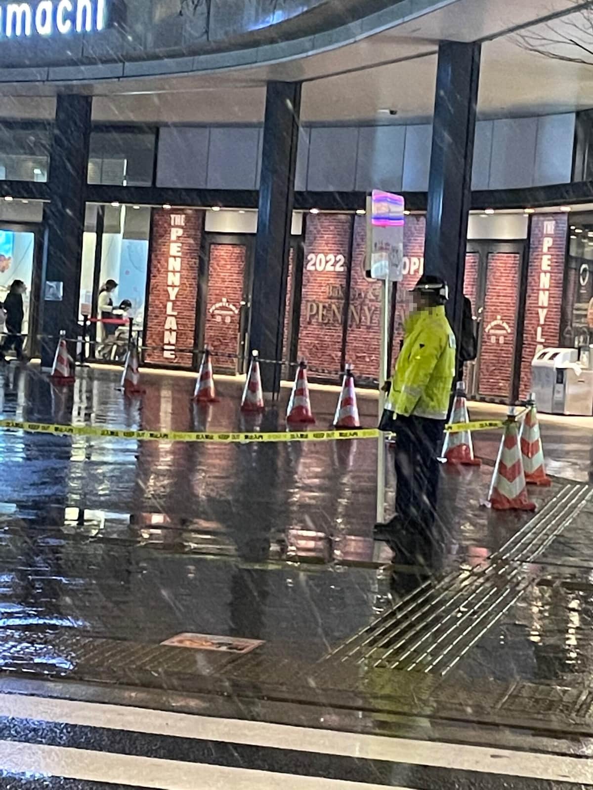 スカイツリー周辺で行われる落雪の注意喚起（読者提供）