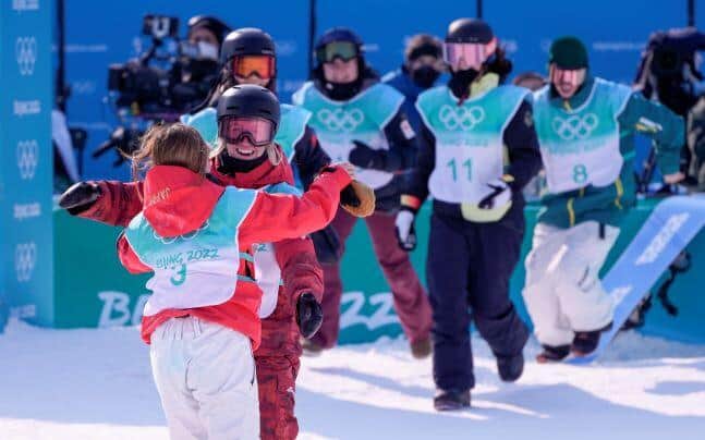 岩渕選手がライバル選手と熱くハグ（写真：PA Images/アフロ）