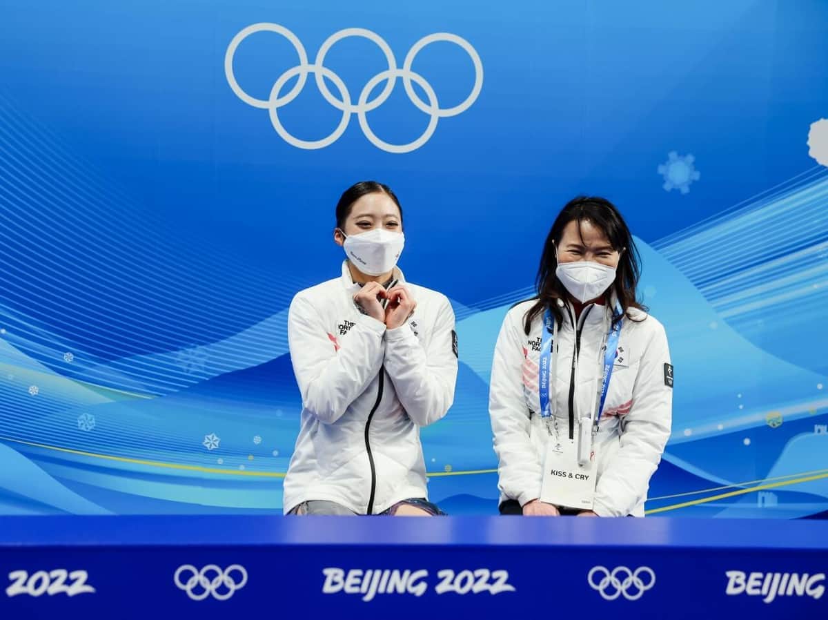 試合後の劉選手と濱田コーチ（写真：新華社/アフロ）