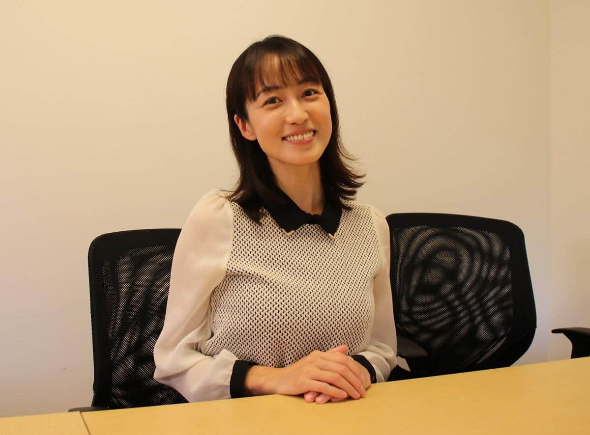 新型コロナから快復し、インタビューに答える及川奈央さん